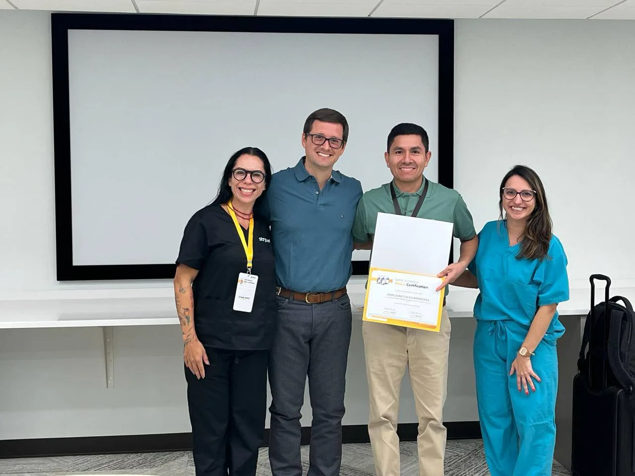 Dr. Galvis recibiendo un certificado de entrenamiento