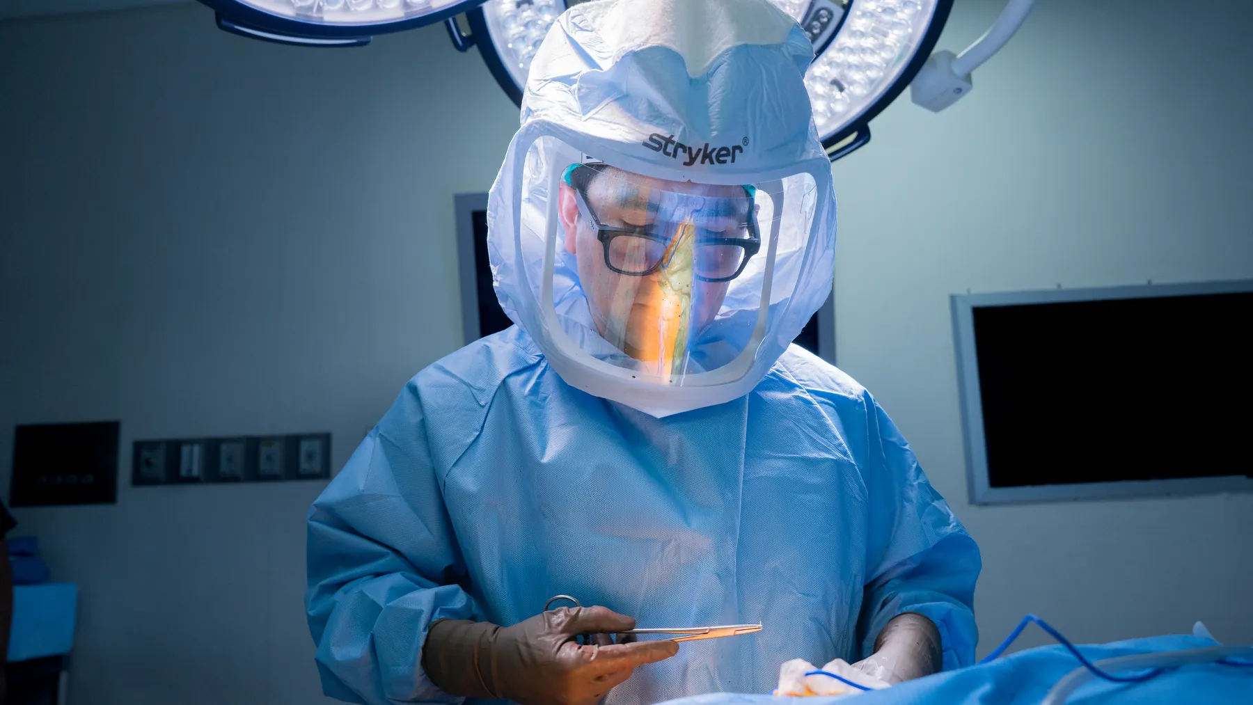 Dr. Galvis durante una cirugía robótica de cadera